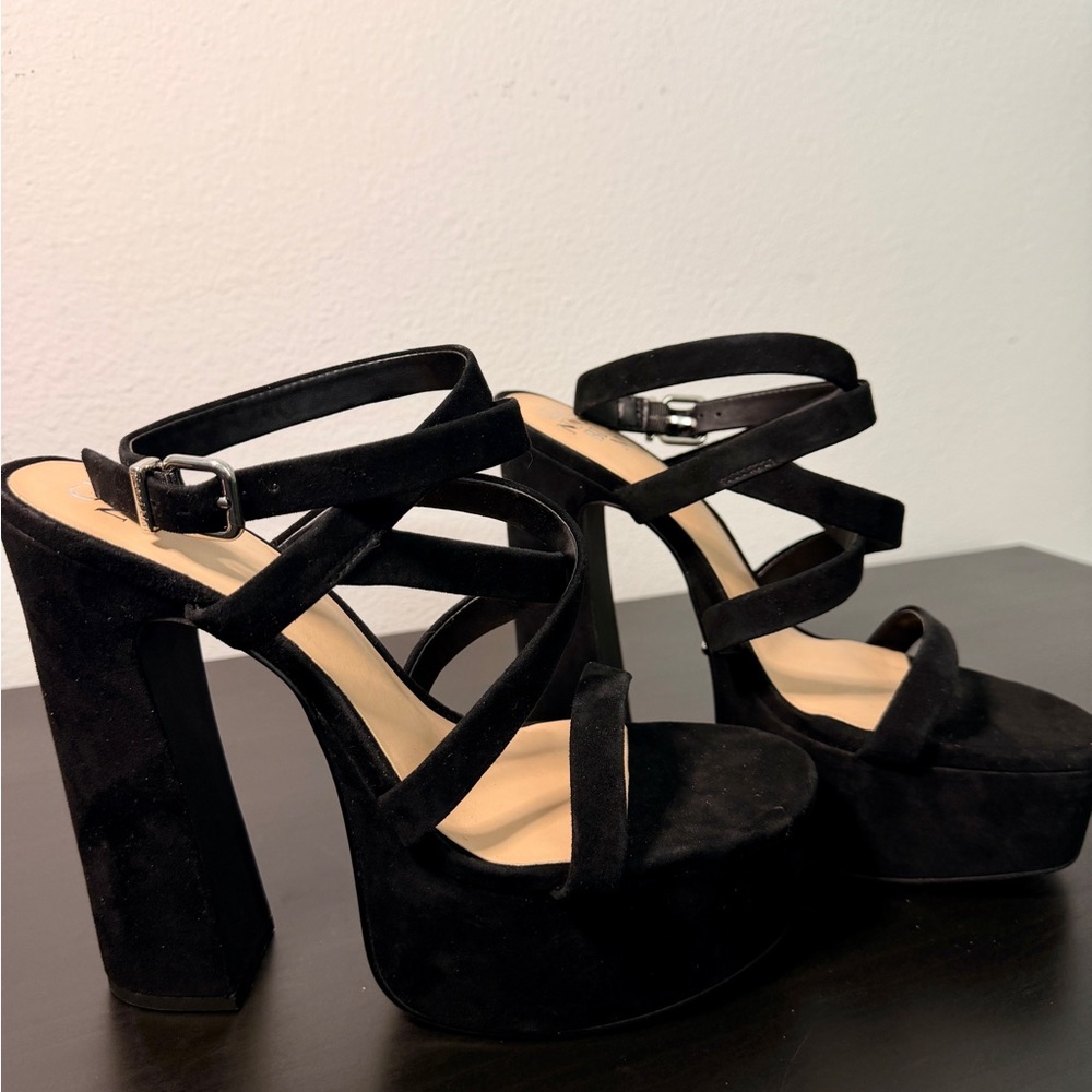Gianni Bini Black Platform Heels